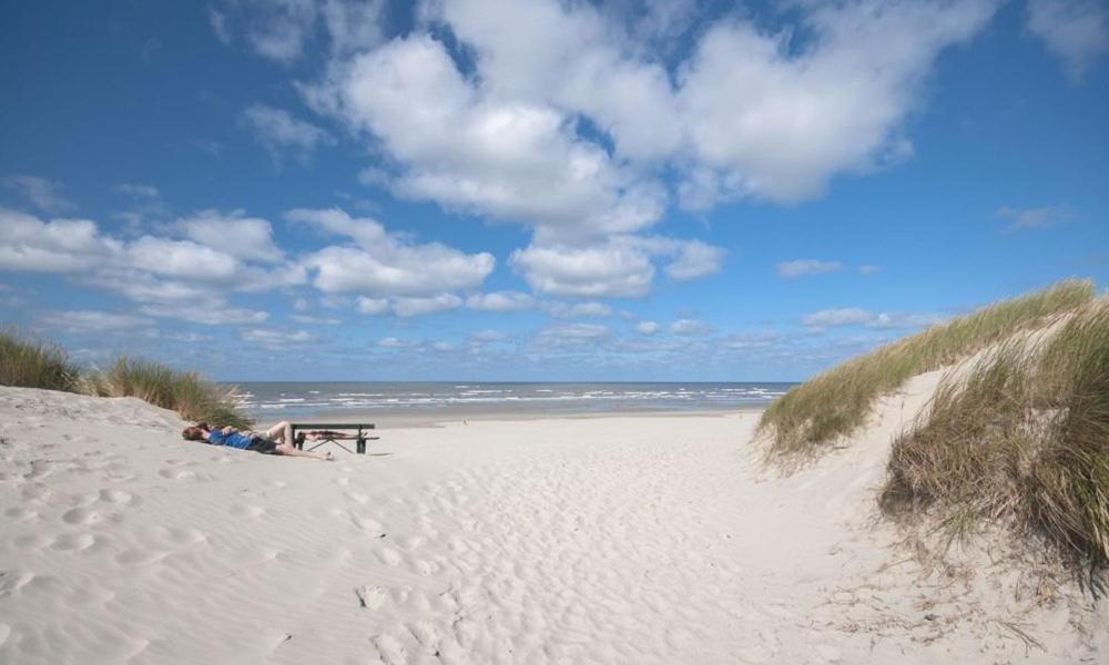 Ameland-Nes-Duinoord: Stacaravan Nes  Exterior photo